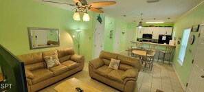 Condo, 2 chambres | Aire de séjour
