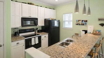 Apartment, 2 Bedrooms | Private kitchen | Fridge, oven, coffee/tea maker, toaster