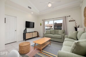 Condo, 2 quartos | Área de estar