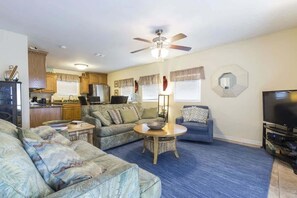 House, 4 Bedrooms | Living area