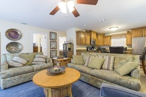 House, 4 Bedrooms | Living area