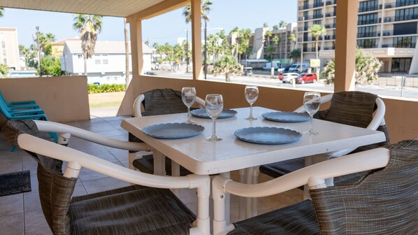 Outdoor dining - Pompano Beachview Home 4 Bedroom Home by RedAwning (South Padre Island)