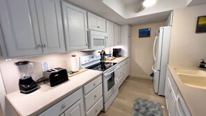 Apartamento, 2 habitaciones | Cocina privada | Frigorífico, horno, cafetera o tetera y tostadora