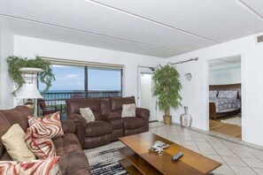 Apartamento, 3 quartos | Área de estar