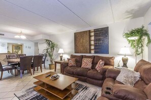 Apartamento, 3 quartos | Área de estar