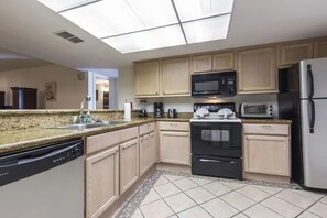 Refrigerador, horno, cafetera/tetera, tostadora