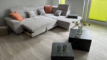 Een smart-tv, boeken en een computerscherm