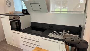 Een koelkast, een oven, een kookplaat, een vaatwasser