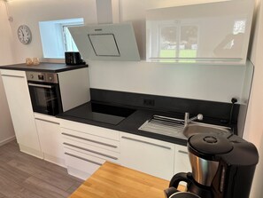 Fridge, oven, stovetop, dishwasher