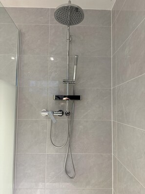 Dusche, umweltfreundliche Kosmetikartikel, Haartrockner, Handtücher