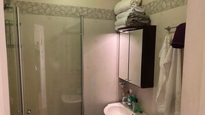 House | Bathroom - 3 Person Holiday Home in Svenstavik (Svenstavik)