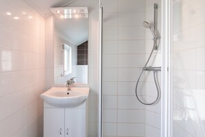 Chalet | Bathroom - Chalet With Covered Terrace in the Leukermeer (Well)