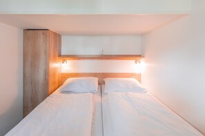 3 habitaciones, muebles diferentes y ropa de cama 