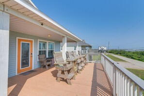House (3 Bedrooms) | Interior - Walk to Shore: Surfside Beach Home w/ Bay Views (Freeport)