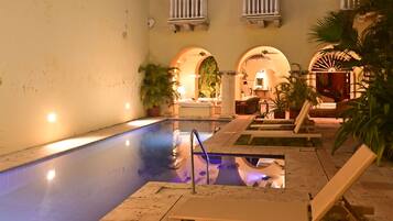 Una piscina al aire libre