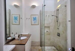 Séchoir à cheveux, serviettes fournies, savon, papier de toilette