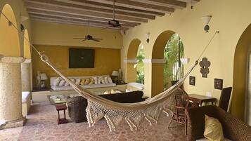 Una Smart TV, un reproductor estéreo