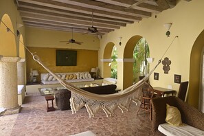 Una Smart TV, un reproductor estéreo