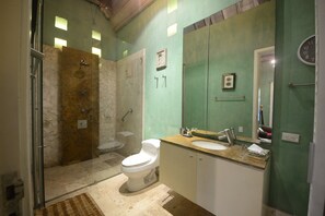Haartrockner, Handtücher, Seife, Toilettenpapier