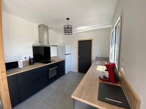 Microwave, oven, stovetop, dishwasher - Maison Bois Neuve a Proximité de la mer 6 Personnes 3 Chambres 1 Salle de Bain (Ambon)