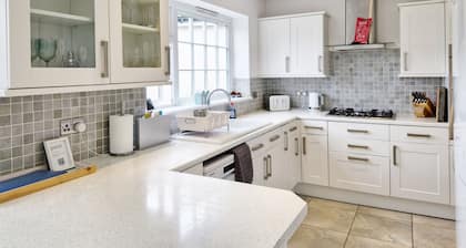 The Beach House - Wittering - a bungalow that sleeps 6 guests in 3 bedrooms