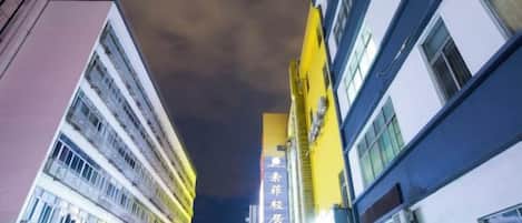 Ein beleuchtetes Stadtbild bei Nacht mit einem klaren Himmel.