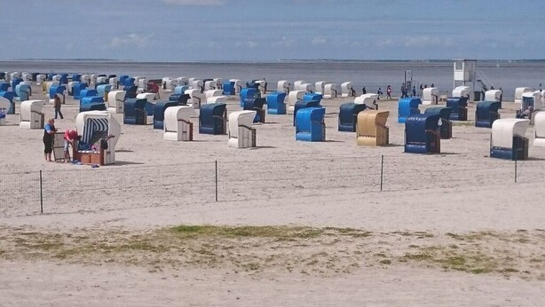 A beach with numerous beach huts in various colors. - Lutje Carolinensiel Harlesiel (Wittmund)