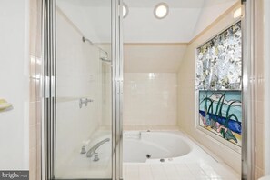 Baignoire Ă jets, serviettes fournies, savon, shampoing