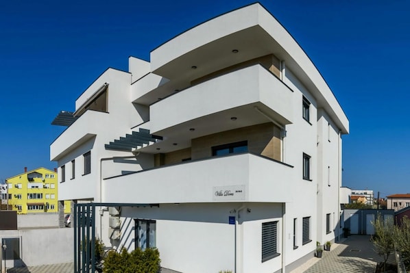 A modern multi-story building with balconies, a staircase, and a sign reading "Villa Dona". - Villa Dora - Apt 4 "bruin" (Pula)