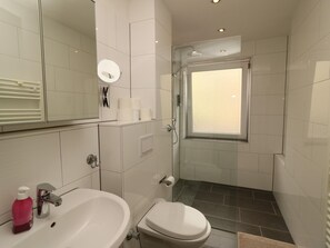 Apartment | Bathroom | Towels - Cozy City Apartment (Essen)
