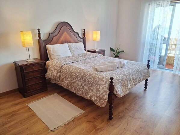 2 bedrooms, desk, WiFi, bed sheets