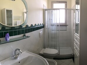 Villa | Bathroom - Villa in Torri del Benaco by Lake Garda (Torri del Benaco)