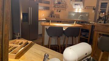 Departamento | Cocina privada | Horno, tetera eléctrica y tostadora