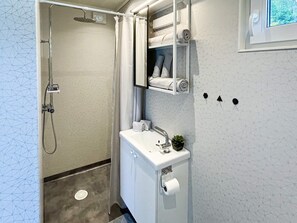 A modern bathroom with a shower, toilet, and sink. - 3 Person Holiday Home in Ljungby (Ljungby)