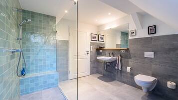 Dusche, Haartrockner, Seife, Toilettenpapier