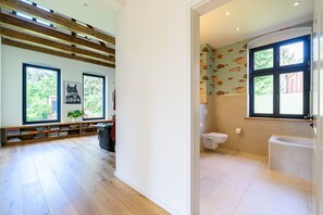 Dusche, Haartrockner, Seife, Toilettenpapier