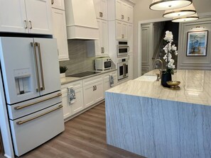 Frigorífico, microondas, horno y placa de cocina