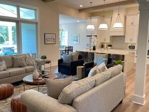 Una Smart TV, una chimenea, videojuegos, una mesa de tenis de mesa