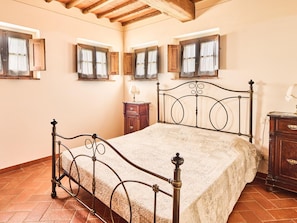 4 habitaciones, muebles diferentes y ropa de cama 