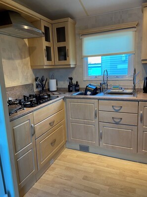 Fridge, microwave, oven - Luxury on a budget - Sea view 2 bed Caravan Puffin 14 (Tunstall)