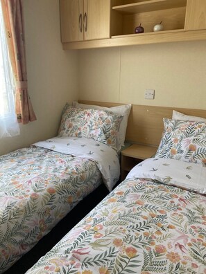 2 bedrooms, WiFi, bed sheets - Luxury on a budget - Sea view 2 bed Caravan Puffin 14 (Tunstall)