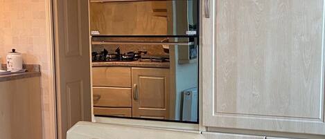 Frigorífico, microondas y horno