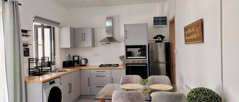 Refrigerador, microondas, horno y parrilla de estufa