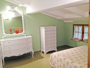 Villa | 4 bedrooms, individually furnished, bed sheets - Charming Villa in Torri del Benaco With Fenced Pool (Torri del Benaco)