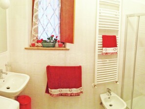 Villa | Bathroom - Charming Villa in Torri del Benaco With Fenced Pool (Torri del Benaco)