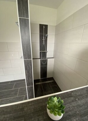 Apartment | Bathroom - Holiday Home Ella by the Lake (Aurich)