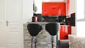 Réfrigérateur, micro-ondes, four, cafetiÚre/bouilloire