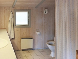 House | Bathroom - 6 Person Holiday Home in Aakirkeby (Akirkeby)