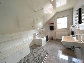 House | Bathroom - Savoir Vivre Modern Retreat (Endingen am Kaiserstuhl)