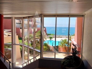 A balcony with a view of a swimming pool and the sea. - T2 4 personnes vue piscine et aperçu mer (Sète)